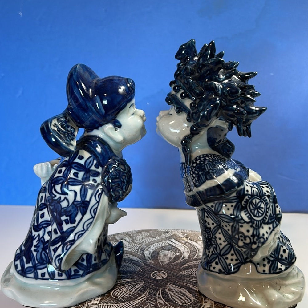 VINTAGE PAIR OF BLUE/WHITE PORCELAIN CUTE BLOWING KISSES COPPIA FIGURINES